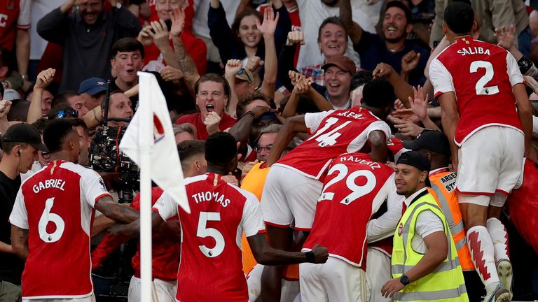 Arsenal players celebrate after Gabriel Martinelli&#39;s goal gave them a late win over Manchester City